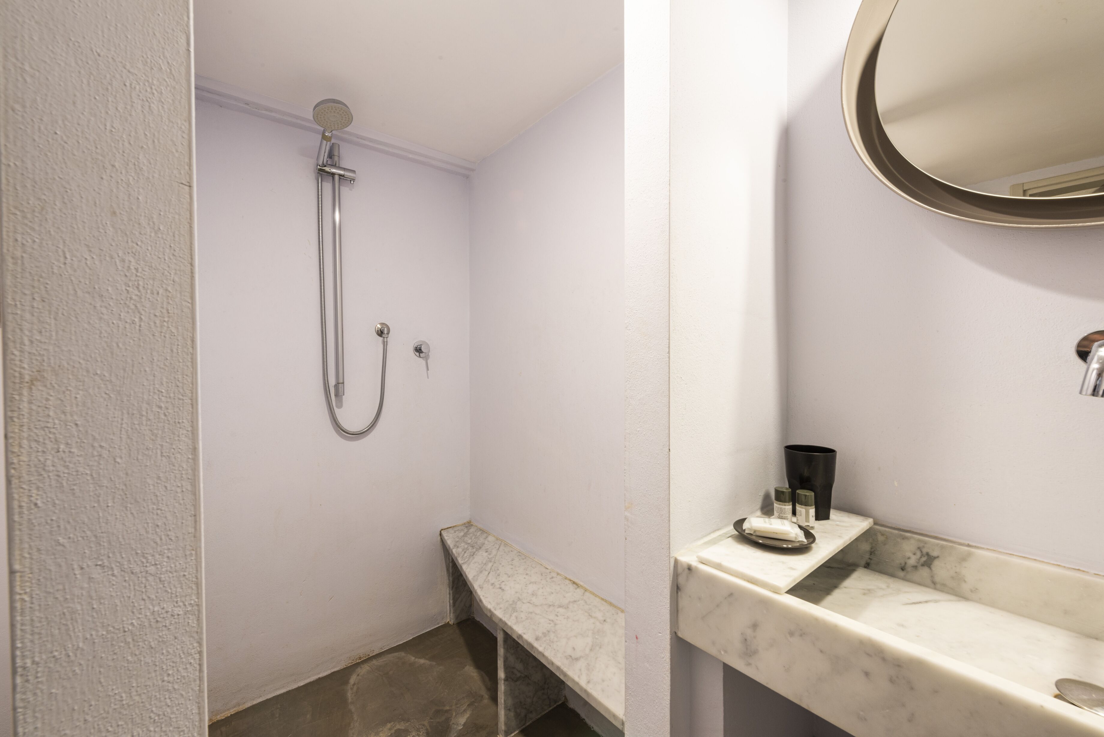 Departamento Confort | Baño | Regadera, secadora de cabello, bidet, toallas 