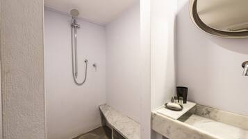 Departamento Confort | Baño | Regadera, secadora de cabello, bidet, toallas