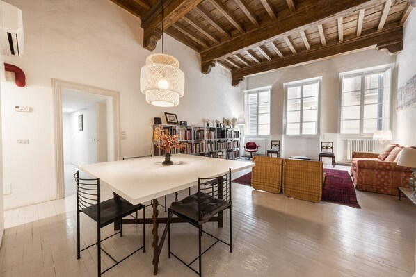 Comfort-Apartment | Wohnbereich | Fernseher