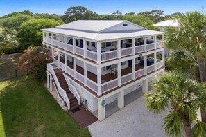 Exterior - POOL! Spacious Home, Sleeps 8 & 2 dogs allowed! (Tybee Island)