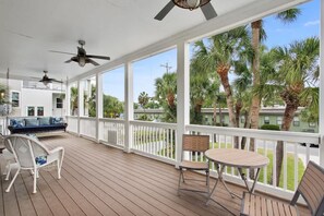 Outdoor dining - POOL! Spacious Home, Sleeps 8 & 2 dogs allowed! (Tybee Island)