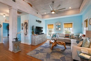 Smart TV, ping pong - POOL! Spacious Home, Sleeps 8 & 2 dogs allowed! (Tybee Island)
