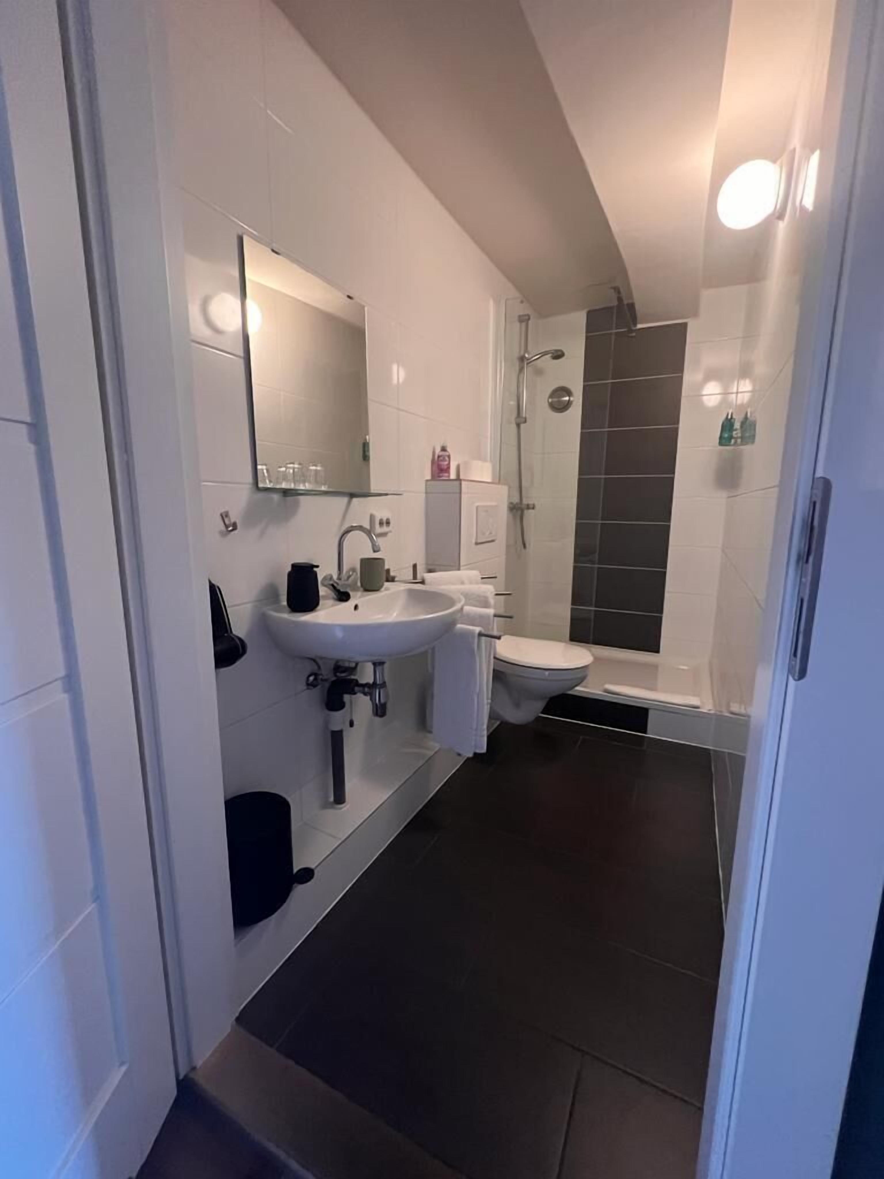 Comfort tweepersoonskamer | Badkamer | Een douche, handdoeken