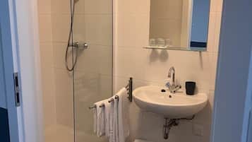 Comfort tweepersoonskamer | Badkamer | Een douche, handdoeken