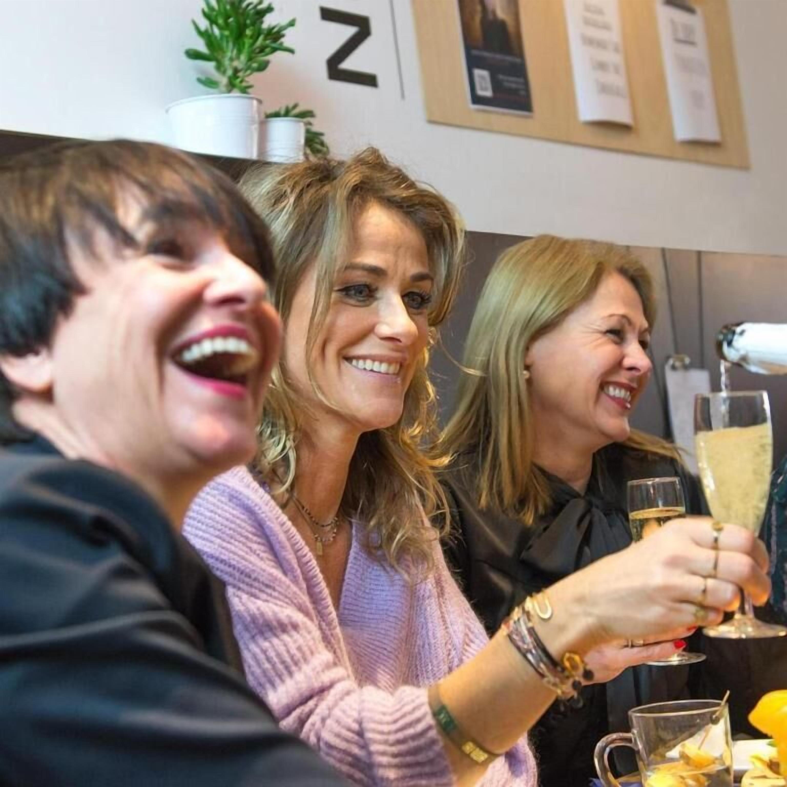 Un grupo de personas brindando con copas de champán.