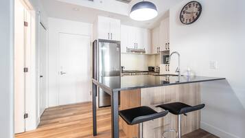 Een koelkast, een microgolfoven, een oven, een kookplaat