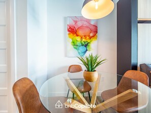 Dining - The Caïman Complex, 608 + parking (Québec City)