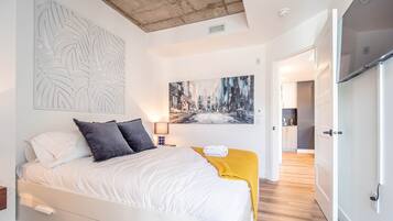 1 kamar tidur, meja kerja, setrika/meja setrika, dan Wi-Fi