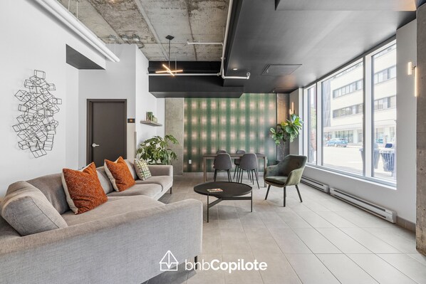 TV - The Caïman Complex, 404, The Caïman - 404 - Terrace + Pool (Québec City)