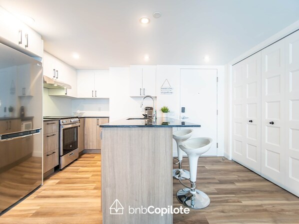 Een koelkast, een magnetron, een oven, een kookplaat