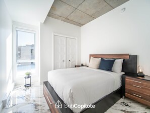 2 bedrooms, desk, iron/ironing board, WiFi - The Caïman Complex, 707 + Parking (Québec City)