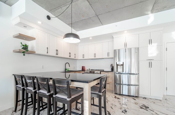 Kühlschrank, Mikrowelle, Ofen, Herdplatte