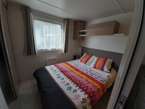 3 chambres, fer et planche à repasser, lit de bébé portatif