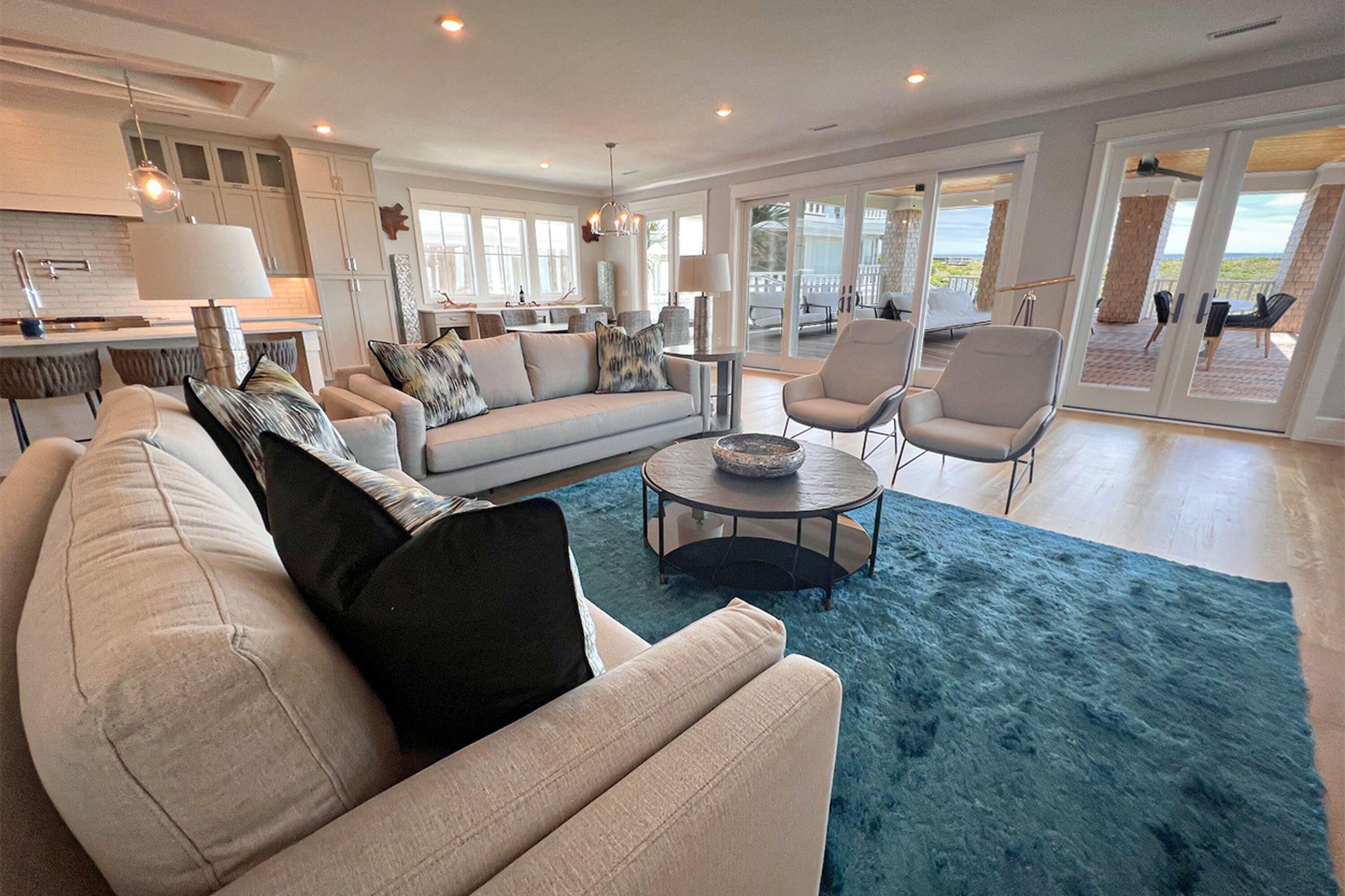 Condo, 6 Bedrooms | Living room