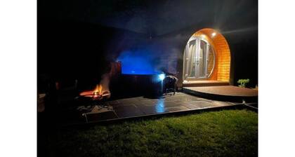 Chwefru Timber Frame Pod with Private Hot tub