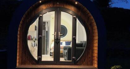 Chwefru Timber Frame Pod with Private Hot tub