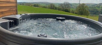 Chwefru Timber Frame Pod with Private Hot tub