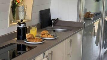 Réfrigérateur, micro-ondes, plaque de cuisson, bouilloire électrique