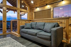 Smart TV, caminetto, videogiochi