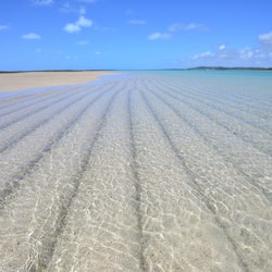 Sulla spiaggia, sabbia bianca, cabine da spiaggia gratuite