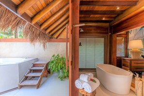 Kamar Deluks | Kamar mandi | Bathtub dan shower terpisah dan bathtub dengan aliran air