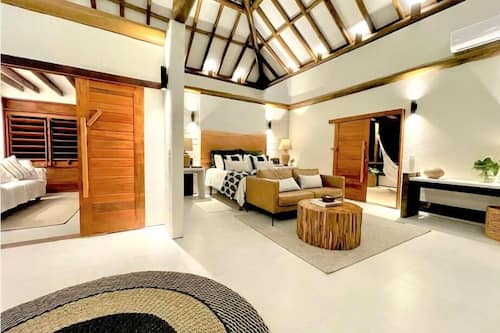 Deluxe House | Egyptian cotton sheets, premium bedding, down comforters, in-room safe