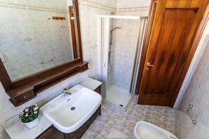 Apartamento básico | Banheiro | Bidê 