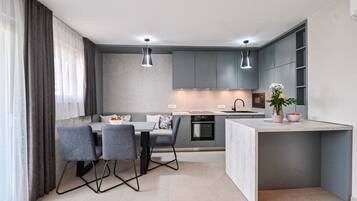 Réfrigérateur, micro-ondes, four, plaque de cuisson