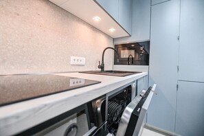 Kühlschrank, Mikrowelle, Ofen, Herdplatte