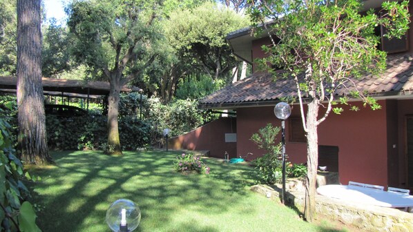 Property grounds - Villa de Cuatro Familias con Jardín en el Corazón del Bosque de Pinos (Punta Ala (GR))