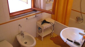Bathtub, hair dryer, bidet, towels - Villa de Cuatro Familias con Jardín en el Corazón del Bosque de Pinos (Punta Ala (GR))