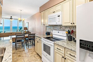 Køleskab, mikrobølgeovn, ovn, kogeplade