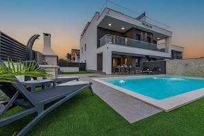 House | 8 bedrooms