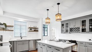 Villa | Private kitchen | Coffee/tea maker, oven, cleaning supplies - 7 BR Villa with Heated Pool & Gameroom (Hollywood)