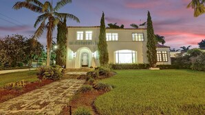 Front of property - evening/night - 7 BR Villa with Heated Pool & Gameroom (Hollywood)