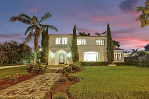 Front of property - evening/night - 7 BR Villa with Heated Pool & Gameroom (Hollywood)