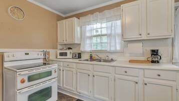 House, 2 Bedrooms | Private kitchen | Fridge, oven, coffee/tea maker, toaster