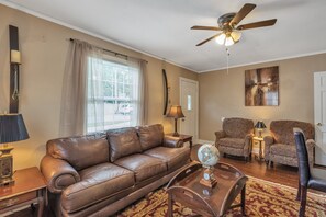 Casa, 2 habitaciones | Área de sala de estar | Smart TV 