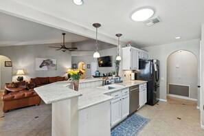 House, 4 Bedrooms | Private kitchen