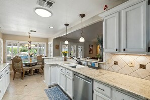 Maison, 4 chambres | Cuisine privée | Réfrigérateur, four à micro-ondes, un four, lave-vaisselle