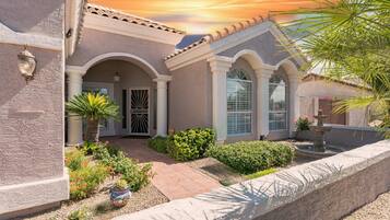 Nhà, 4 phòng ngủ | Ngoại thất