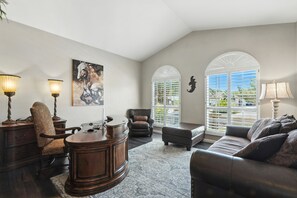 House, 4 Bedrooms | Living area