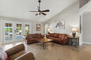 Rumah, 4 kamar tidur | Area keluarga | Smart TV dan perapian