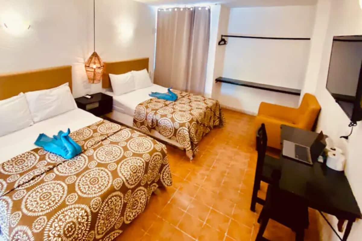 Habitación familiar (RC05) | Decoración personalizada, escritorio, wifi y ropa de cama