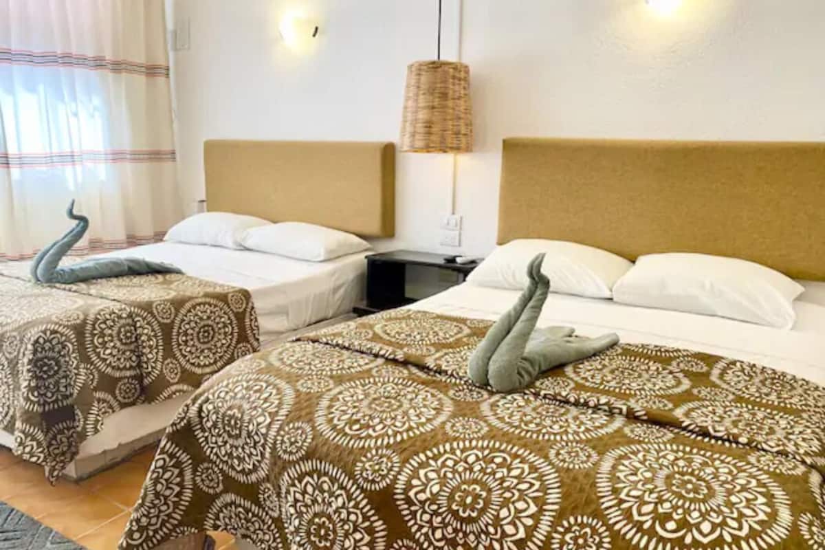 Habitación familiar (RC03) | Decoración personalizada, escritorio, wifi y ropa de cama