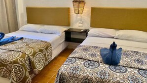 Family Room (RC01) | Desk, WiFi, individually decorated, bed sheets - Castillo Ximajo (Puerto Escondido)