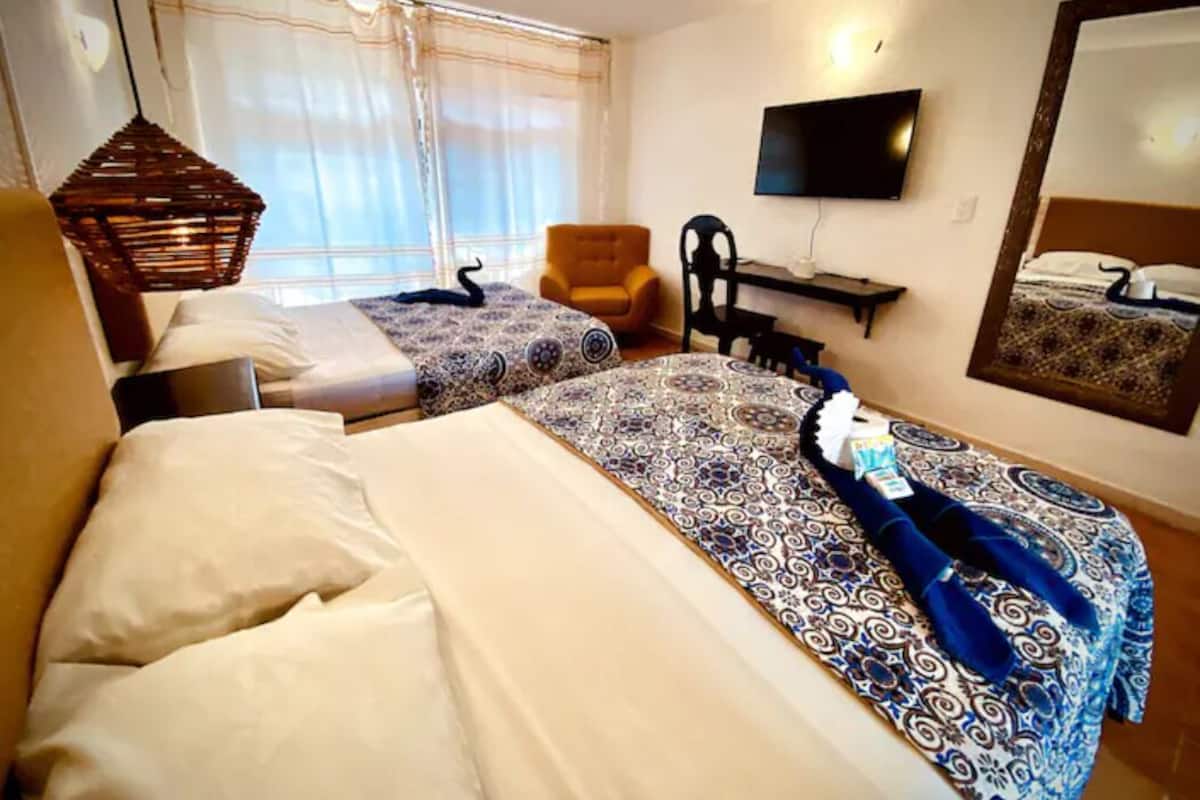 Decoración personalizada, escritorio, wifi y ropa de cama