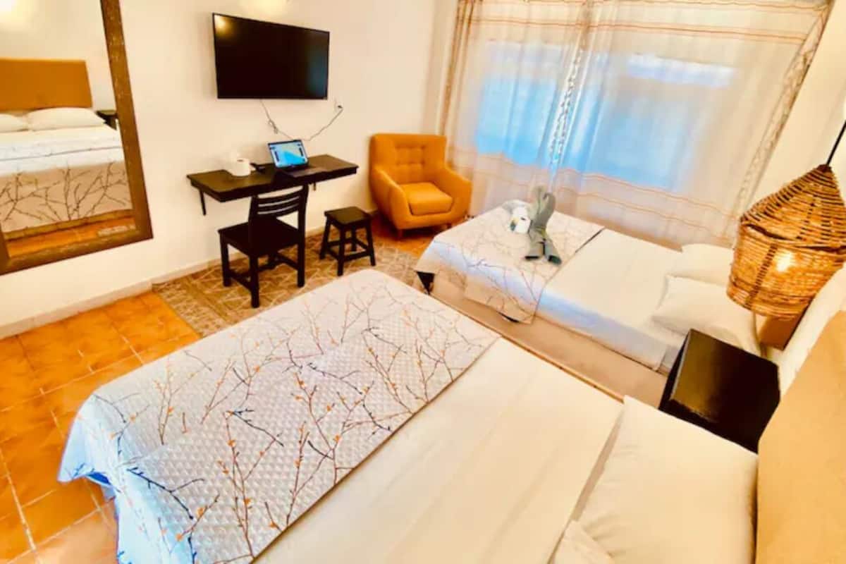 Habitación familiar (RC07) | Decoración personalizada, escritorio, wifi y ropa de cama