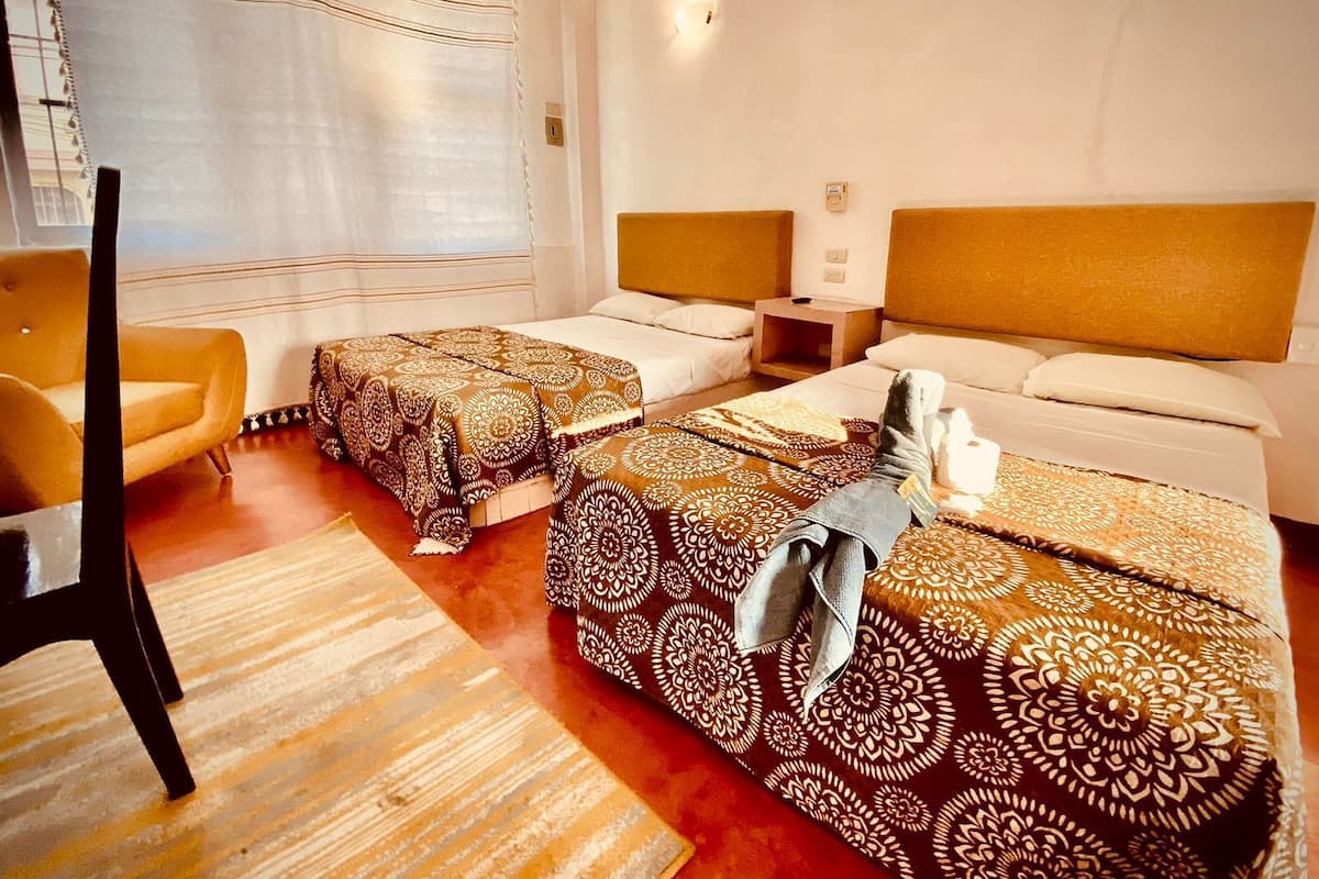 Decoración personalizada, escritorio, wifi y ropa de cama