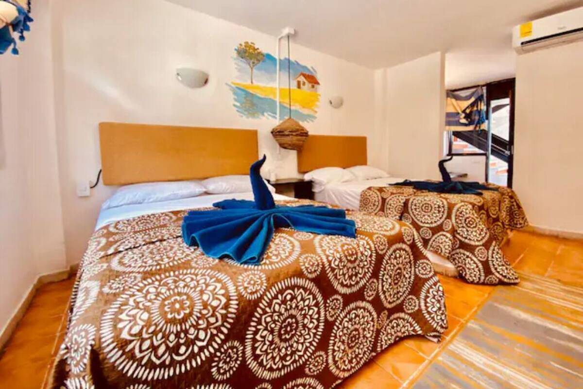 Habitación cuádruple clásica, 2 camas matrimoniales | Decoración personalizada, escritorio, wifi y ropa de cama